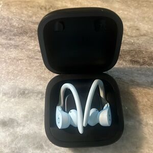Ice blue Powerbeats Beats by Dre, one ear won’t link